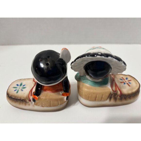 Vintage Native American Figurine Salt & Pepper Shakers Moccassin Tomahawk - Picture 5 of 7